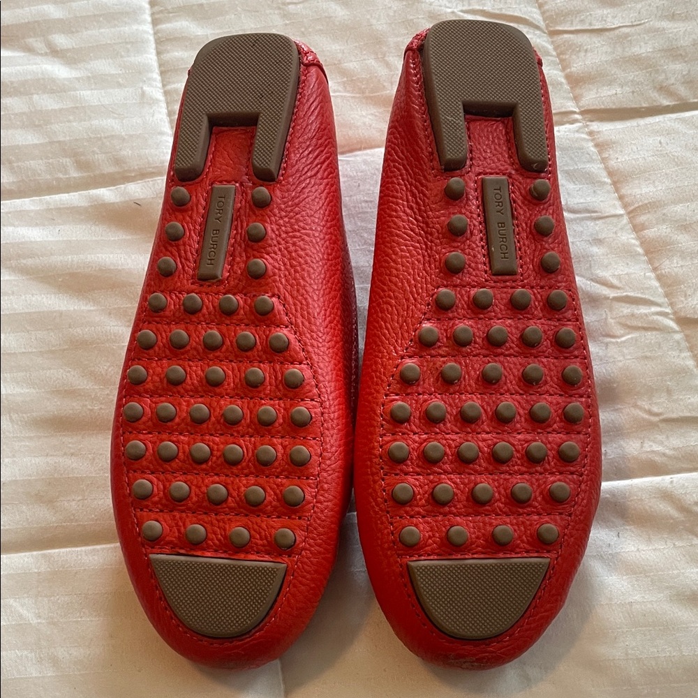Tory Burch Red/Orange Pebbled Leather Logo Driving Loafers - Picture 4 of 8